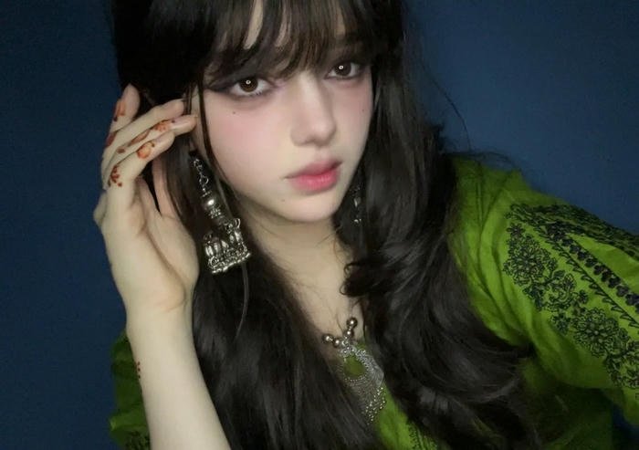 Trendy hidden face dp for Instagram girls