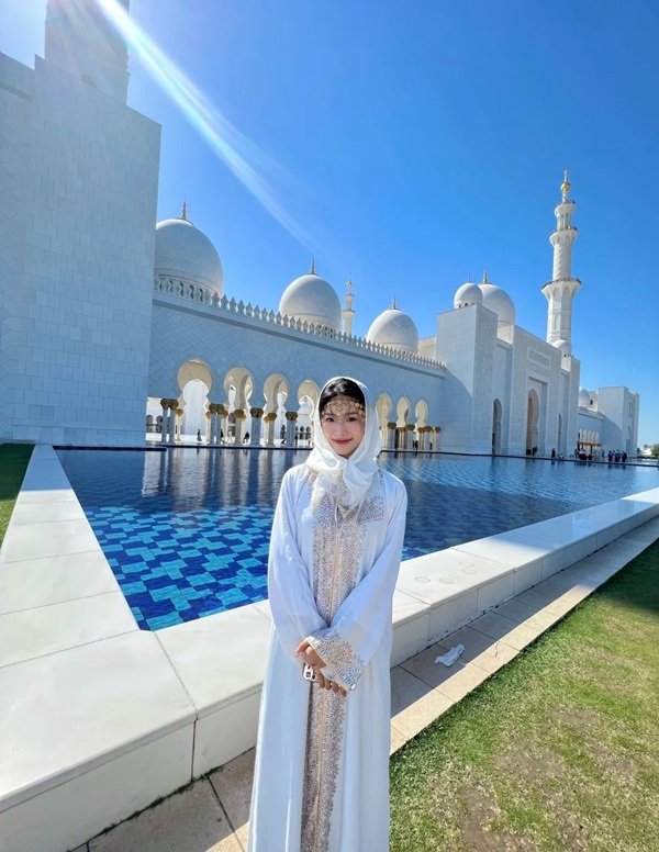 Trendy simple girl photo with background