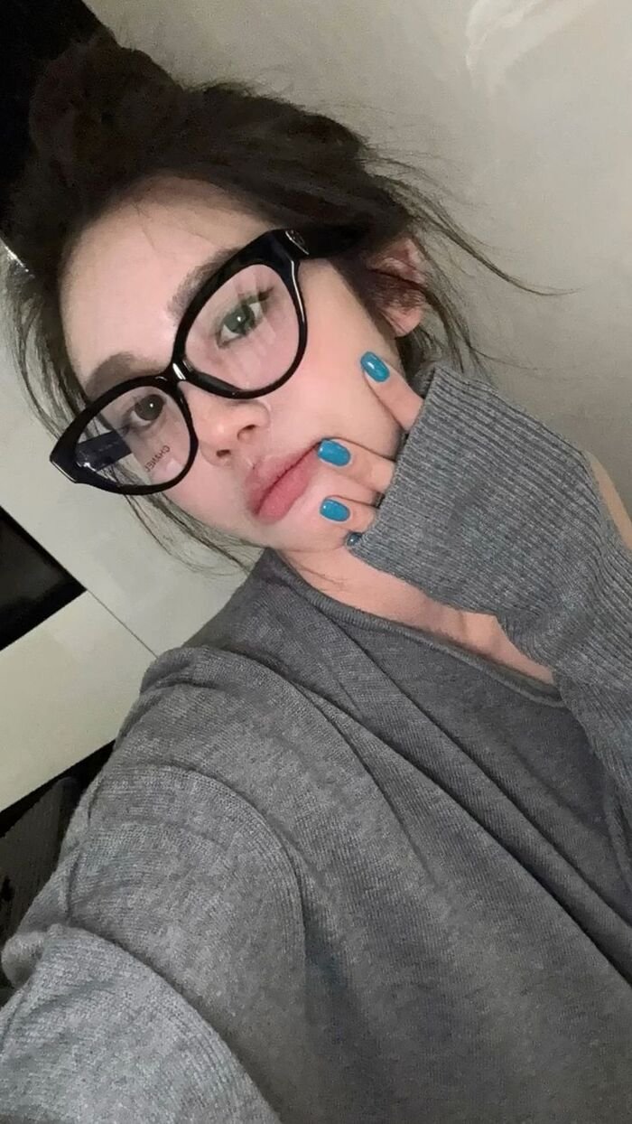 cute whatsapp dp girl aethetic