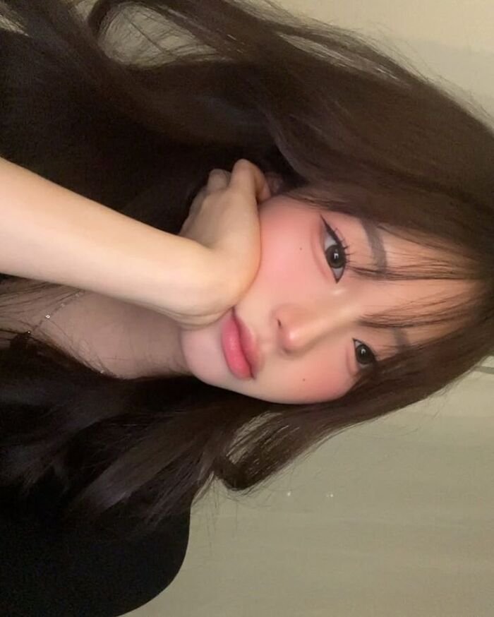 cute whatsapp dp girl