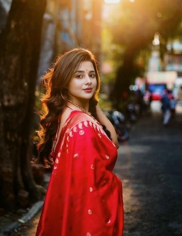 dp stylish girl with phone