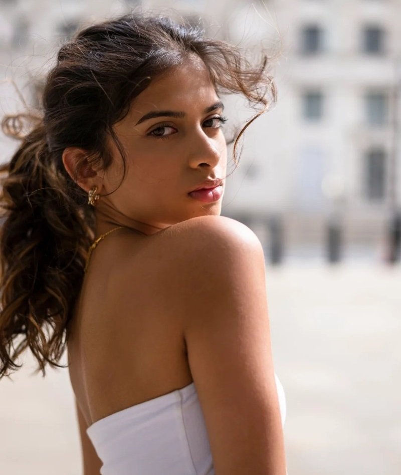 girls dp side pose