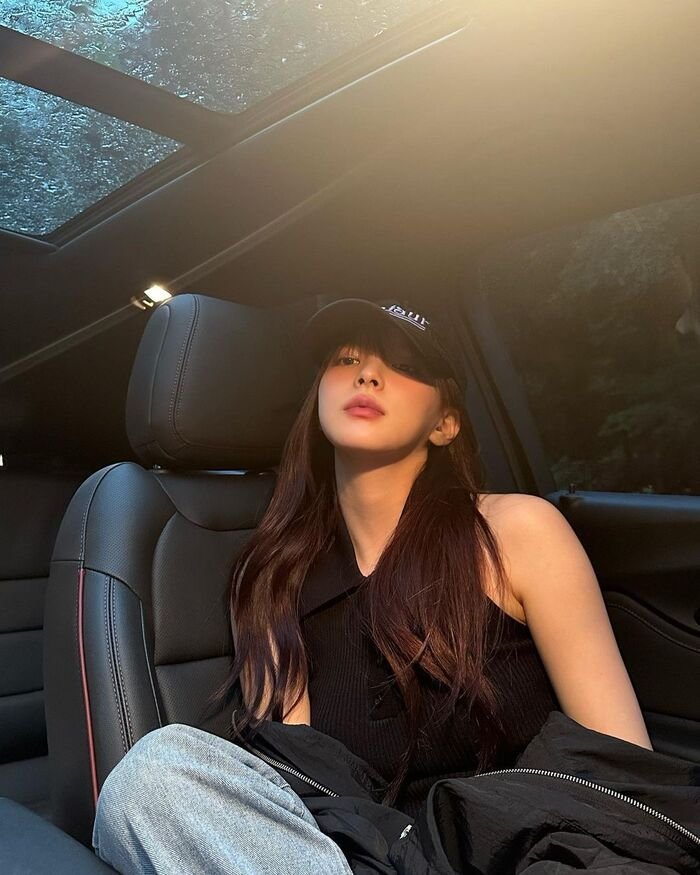 stylish girl dp aethetic