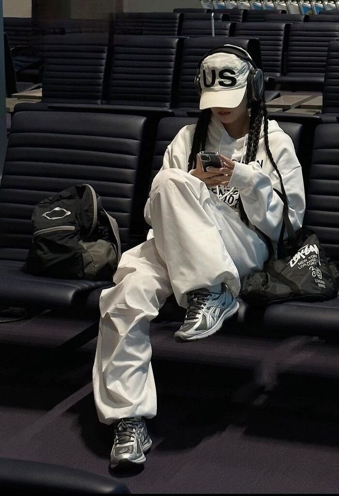 stylish girl dp aethetics