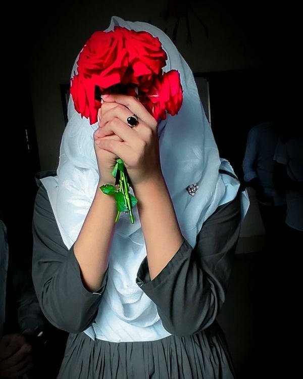 cute profile pic for girls with flowers