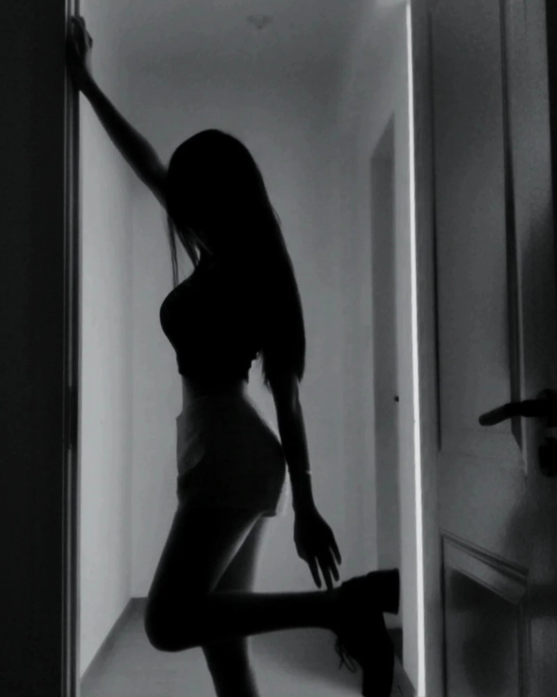 lovely instagram dp for girls black